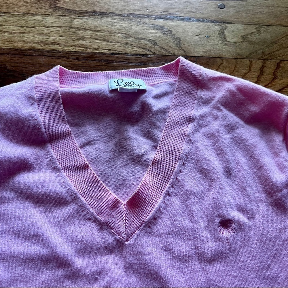 Lilly Pulitzer V Neck Sweater - Women’s
Small. Pink - Picture 2 of 8